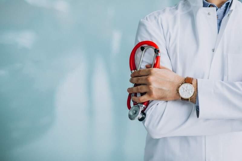 Como começar a carreira médica sendo médico recém-formado?