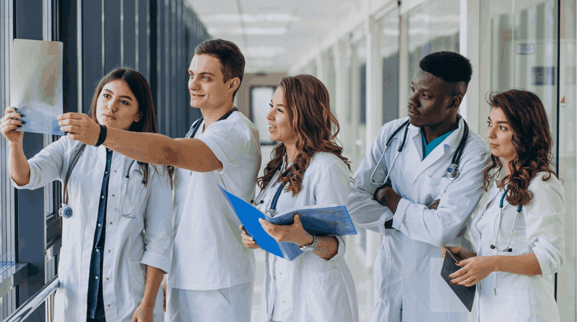Carreira para médicos recém-formados: qual o caminho de mais sucesso? Negócio próprio? Contratação? Concurso público ou carreira acadêmica?