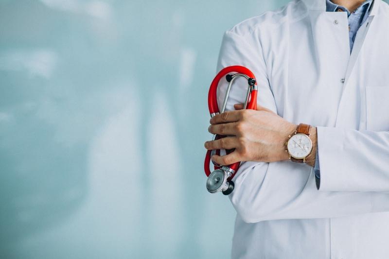 Como começar a carreira médica sendo médico recém-formado?