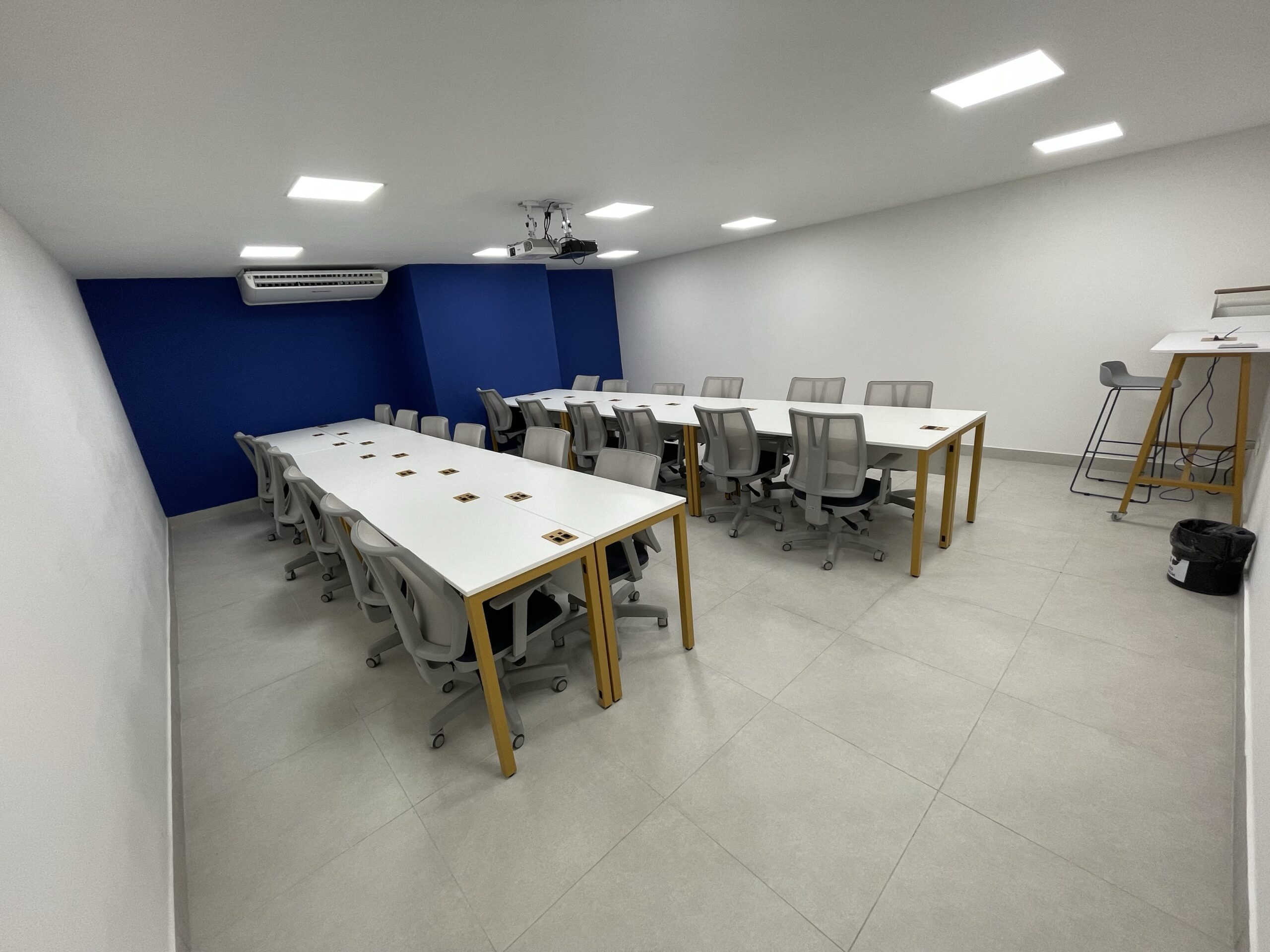 Salas amplas, com projeção e mobiliário moderno