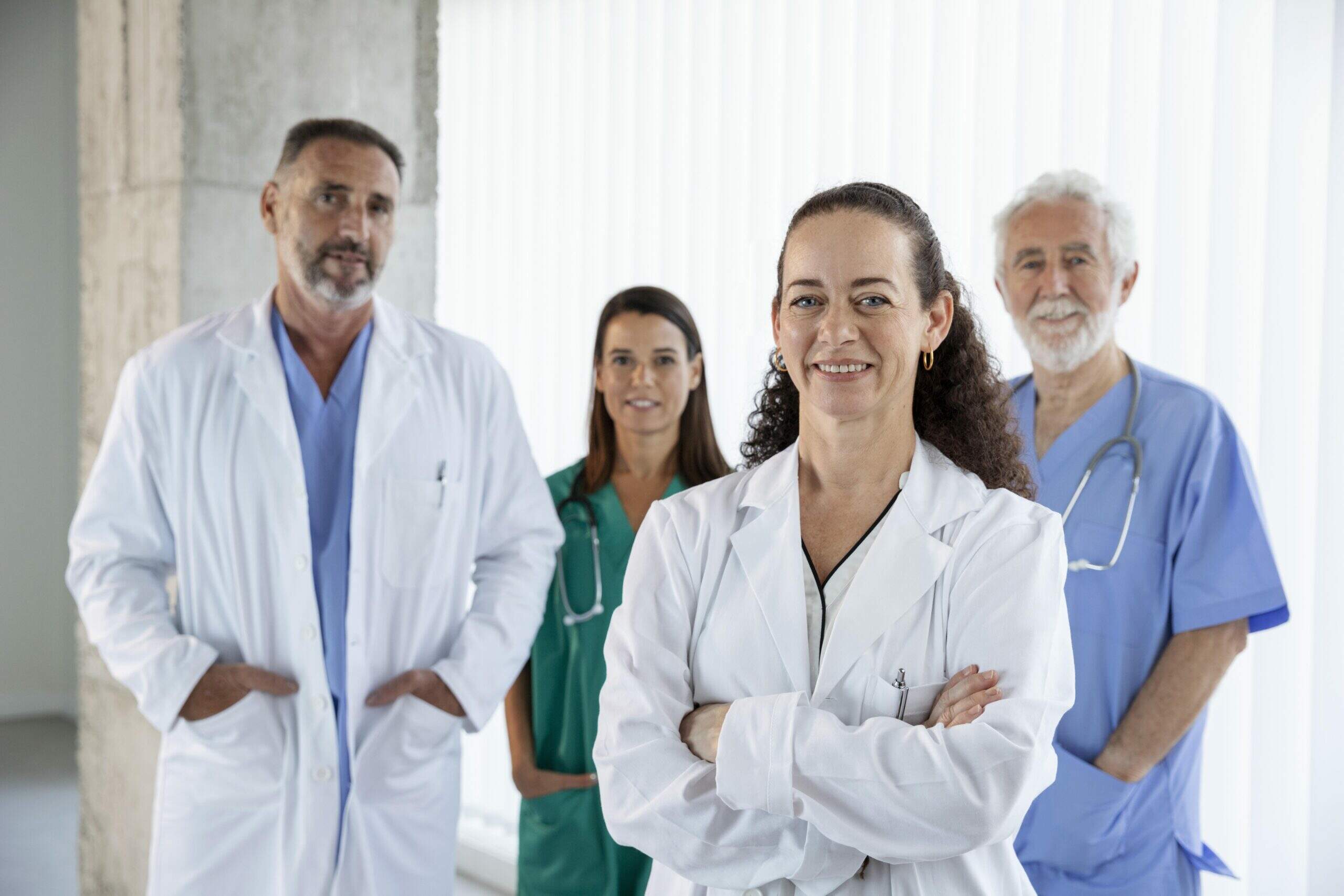 Pós-graduação em Medicina_ o que é, como funciona, diferenças para residência. Médicos de braços cruzados posando para a foto