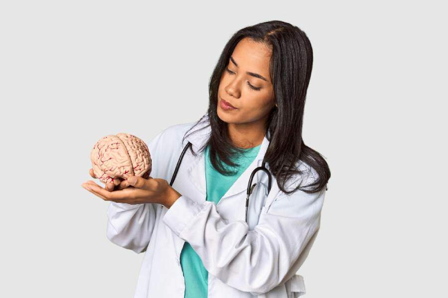 medica-segurando-um-cerebro