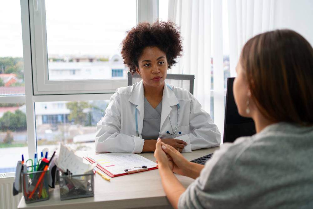 medica-atendendo-paciente-anamnese