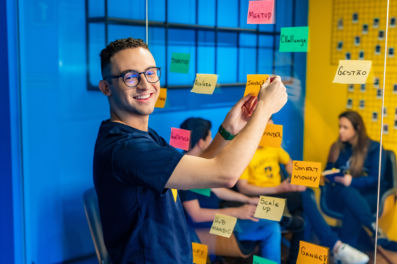 Com ingresso para o segundo semestre de 2026, Vestibular de Medicina estará com inscrições abertas até o dia 29 de maio, com vagas para as unidades de Campinas e Araras. A Faculdade de Medicina São Leopoldo Mandic é referência no ensino em saúde. A instituição conta com uma infraestrutura moderna, aliada a um corpo docente altamente qualificado, o que contribui diretamente para uma formação sólida e atualizada dos estudantes. Além disso, a instituição baseia o ensino em evidências científicas e oferece prática clínica desde o primeiro semestre, favorecendo o desenvolvimento profissional desde o início da graduação. Reconhecida como uma das melhores instituições de ensino superior privadas pelos rankings universitários, a instituição abre novas vagas para o curso de graduação em Medicina. Com ingresso no segundo semestre de 2026, o processo seletivo contempla oportunidades nas unidades de Campinas, Araras e Limeira. As inscrições permanecerão abertas até o dia 29 de maio. As inscrições para o Vestibular Medicina Mandic 2026 devem acontecer através do site oficial da instituição. Na página de inscrição, o candidato deve preencher o formulário com suas informações pessoais e de contato. Também é necessário escolher a unidade e a modalidade de ingresso de interesse. Além disso, vale lembrar que a faculdade utilizará o e-mail e o número de telefone informados como canais oficiais de comunicação. A prova do vestibular avalia as principais competências do Ensino Médio e, no total, é composta por 50 questões de múltipla escolha. Além disso, o candidato também deverá elaborar uma redação dissertativa-argumentativa. A avaliação acontecerá no dia 3 de junho, por meio da plataforma oficial do processo seletivo. A faculdade entrará em contato e encaminhará as informações de acesso através do e-mail informado no ato da inscrição. Além da prova, os candidatos também podem optar por outras modalidades de ingresso, como o aproveitamento da nota do Exame Nacional do Ensino Médio (Enem). Para candidatos com formação internacional, também são aceitas certificações como International Baccalaureate (IB), Programa Abitur, Scholastic Aptitude Test (SAT) e Baccalauréat Français (Bac), desde que atendam aos critérios estabelecidos em edital. Por fim, as inscrições para o Vestibular Medicina Mandic 2026 seguem abertas até o dia 29 de maio. A inscrição somente será confirmada após o pagamento da taxa no valor de R$ 250,00. A instituição divulgará os resultados no dia 8 de junho, por meio do site oficial da instituição e pelo e-mail cadastrado. Para mais informações e para realizar a inscrição, acesse: slmandic.edu.br.