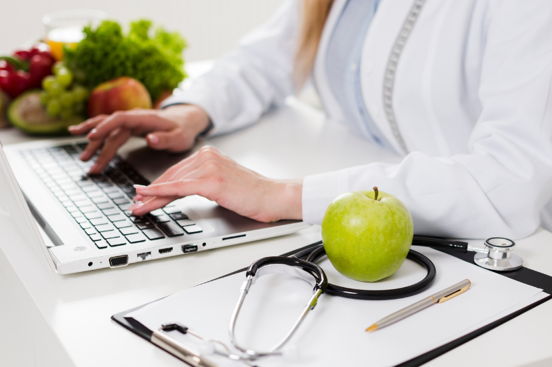 A pós-graduação em Nutrologia une prática clínica, abordagem baseada em evidências e foco em prevenção, longevidade e manejo nutricional de doenças crônicas. O novo curso de Nutrologia da São Leopoldo Mandic é voltado para médicos que desejam aprofundar seus conhecimentos na área por meio de uma abordagem focada na prática clínica. Ao todo, o programa conta com mais de 420 horas de carga horária, distribuídas entre conteúdo teórico e prática com pacientes reais. A pós-graduação tem duração de 12 meses e, a princípio, está disponível apenas na unidade da Mandic Campinas. A primeira turma do curso está prevista para iniciar em julho deste ano.  A Nutrologia é uma especialidade médica dedicada ao estudo dos nutrientes e à análise de como a alimentação influencia o funcionamento do organismo. A especialidade contribui diretamente para a prevenção de doenças e a promoção da saúde. Nos últimos anos, a área vem se consolidando como uma das especialidades mais promissoras da atualidade. Esse crescimento está relacionado principalmente ao aumento das doenças crônicas não transmissíveis, ao envelhecimento da população e à busca crescente por estratégias de medicina preventiva e promoção da longevidade saudável. Reconhecida nacional e internacionalmente pela excelência na formação em saúde, a Faculdade São Leopoldo Mandic se destaca por seu modelo educacional voltado à prática profissional. Com tradição na oferta de cursos de graduação e pós-graduação na área da saúde, a Mandic conta com infraestrutura clínica própria e um corpo docente formado por mestres e doutores atuantes no mercado. Além disso, a metodologia prioriza a aplicação prática do conhecimento, aproximando o médico dos desafios cotidianos da assistência ao paciente. De acordo com o Diretor-Executivo de Marketing da Mandic, Alexandre Ferraz, a abertura do novo curso de Nutrologia reforça o posicionamento da instituição em trabalhar para especializar médicos dentro das áreas mais promissoras da Medicina. “Por isso a nossa preocupação com temas como estilo de vida, longevidade e saúde alimentar. Nesse sentido, a Nutrologia vem somar às outras opções de cursos já oferecidos pela Mandic, que formam nossos alunos com as premissas de qualidade reconhecidas pelo mercado", explica.  A proposta pedagógica do curso foi desenvolvida para proporcionar aplicação prática imediata, permitindo que o médico incorpore os conhecimentos adquiridos ainda durante a formação. O conteúdo contempla desde os fundamentos da Nutrologia clínica até protocolos de avaliação nutricional. Entre outros temas abordados, há suplementação, interpretação de exames laboratoriais e estratégias terapêuticas voltadas ao cuidado integral do paciente. As vagas para a pós-graduação em Nutrologia da São Leopoldo Mandic já estão abertas para médicos formados interessados em aprofundar seus conhecimentos na área. Para mais informações e inscrições, acesse slmandic.edu.br.