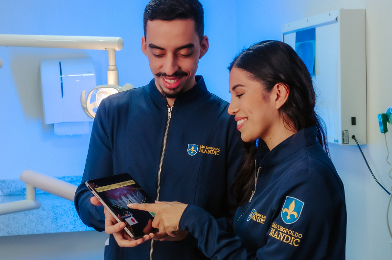 Segundo a edição de 2026 do ranking SCImago, a instituição está entre as 150 mais bem posicionadas do mundo em Odontologia.  A Faculdade São Leopoldo Mandic foi reconhecida como a melhor instituição de ensino superior privada em Odontologia da América Latina pelo SCImago Institutions Rankings 2026. No ranking geral, a faculdade ocupa a 131ª posição entre as 731 universidades avaliadas ao redor do mundo, além de se destacar entre as 10 melhores instituições da América Latina. Para a avaliação das instituições, o SCImago Institutions Rankings utiliza uma metodologia reconhecida por seu rigor. Além de aspectos relacionados à infraestrutura, o ranking considera o impacto científico gerado por meio da produção acadêmica, da inovação tecnológica e da contribuição social. Nesse sentido, entre os principais critérios analisados estão a relevância das pesquisas publicadas, o desenvolvimento de novas tecnologias, o registro de patentes e a visibilidade institucional. Além disso, diferentemente de outros rankings, o SCImago Institutions Rankings não se baseia apenas em uma avaliação anual da instituição, mas considera a consistência de toda a produção científica e acadêmica ao longo do tempo. Ou seja, o ranking reconhece, sobretudo, a capacidade das instituições de ensino superior de manter consistência em pesquisas de qualidade e relevância internacional. Para a São Leopoldo Mandic, a conquista reflete uma trajetória de crescimento acadêmico consistente. Nos últimos anos, a instituição avançou no ranking, passando da 11ª para a 10ª posição na América Latina. Esse avanço, embora pareça pequeno, acompanha o fortalecimento dos investimentos em pesquisa e em programas de formação avançada na área da saúde. De acordo com o Dr. Marcelo Napimoga, diretor de Pós-Graduação e Pesquisa da instituição, o reconhecimento é fruto de um esforço coletivo. “O trabalho conjunto de professores, pesquisadores, estudantes e colaboradores tornou essa conquista possível. São eles que constroem diariamente uma cultura acadêmica de excelência, inovação e impacto social”, afirma. Com sede em Campinas, no interior de São Paulo, e unidades em outras regiões do país e em Portugal, a instituição destaca-se pela forte integração entre ensino, pesquisa e prática clínica desde o início da formação. Além do reconhecimento pelo SCImago, a São Leopoldo Mandic também figura, há 15 anos consecutivos, entre as dez melhores instituições de ensino superior do Brasil, segundo o Índice Geral de Cursos (IGC) do MEC. Dessa forma, a instituição consolida seu reconhecimento nacional e internacional pela excelência no ensino em saúde e na pesquisa científica.