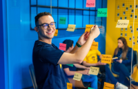 Com ingresso para o segundo semestre de 2026, Vestibular de Medicina estará com inscrições abertas até o dia 29 de maio, com vagas para as unidades de Campinas e Araras.  A Faculdade de Medicina São Leopoldo Mandic é referência no ensino em saúde. A instituição conta com uma infraestrutura moderna, aliada a um corpo docente altamente qualificado, o que contribui diretamente para uma formação sólida e atualizada dos estudantes. Além disso, a instituição baseia o ensino em evidências científicas e oferece prática clínica desde o primeiro semestre, favorecendo o desenvolvimento profissional desde o início da graduação. Reconhecida como uma das melhores instituições de ensino superior privadas pelos rankings universitários, a instituição abre novas vagas para o curso de graduação em Medicina. Com ingresso no segundo semestre de 2026, o processo seletivo contempla oportunidades nas unidades de Campinas, Araras e Limeira. As inscrições permanecerão abertas até o dia 29 de maio. As inscrições para o Vestibular Medicina Mandic 2026 devem acontecer através do site oficial da instituição. Na página de inscrição, o candidato deve preencher o formulário com suas informações pessoais e de contato. Também é necessário escolher a unidade e a modalidade de ingresso de interesse. Além disso, vale lembrar que a faculdade utilizará o e-mail e o número de telefone informados como canais oficiais de comunicação. A prova do vestibular avalia as principais competências do Ensino Médio e, no total, é composta por 50 questões de múltipla escolha. Além disso, o candidato também deverá elaborar uma redação dissertativa-argumentativa. A avaliação acontecerá no dia 3 de junho, por meio da plataforma oficial do processo seletivo. A faculdade entrará em contato e encaminhará as informações de acesso através do e-mail informado no ato da inscrição.  Além da prova, os candidatos também podem optar por outras modalidades de ingresso, como o aproveitamento da nota do Exame Nacional do Ensino Médio (Enem). Para candidatos com formação internacional, também são aceitas certificações como International Baccalaureate (IB), Programa Abitur, Scholastic Aptitude Test (SAT) e Baccalauréat Français (Bac), desde que atendam aos critérios estabelecidos em edital. Por fim, as inscrições para o Vestibular Medicina Mandic 2026 seguem abertas até o dia 29 de maio. A inscrição somente será confirmada após o pagamento da taxa no valor de R$ 250,00. A instituição divulgará os resultados no dia 8 de junho, por meio do site oficial da instituição e pelo e-mail cadastrado. Para mais informações e para realizar a inscrição, acesse: slmandic.edu.br.