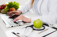 A pós-graduação em Nutrologia une prática clínica, abordagem baseada em evidências e foco em prevenção, longevidade e manejo nutricional de doenças crônicas. O novo curso de Nutrologia da São Leopoldo Mandic é voltado para médicos que desejam aprofundar seus conhecimentos na área por meio de uma abordagem focada na prática clínica. Ao todo, o programa conta com mais de 420 horas de carga horária, distribuídas entre conteúdo teórico e prática com pacientes reais. A pós-graduação tem duração de 12 meses e, a princípio, está disponível apenas na unidade da Mandic Campinas. A primeira turma do curso está prevista para iniciar em julho deste ano.  A Nutrologia é uma especialidade médica dedicada ao estudo dos nutrientes e à análise de como a alimentação influencia o funcionamento do organismo. A especialidade contribui diretamente para a prevenção de doenças e a promoção da saúde. Nos últimos anos, a área vem se consolidando como uma das especialidades mais promissoras da atualidade. Esse crescimento está relacionado principalmente ao aumento das doenças crônicas não transmissíveis, ao envelhecimento da população e à busca crescente por estratégias de medicina preventiva e promoção da longevidade saudável. Reconhecida nacional e internacionalmente pela excelência na formação em saúde, a Faculdade São Leopoldo Mandic se destaca por seu modelo educacional voltado à prática profissional. Com tradição na oferta de cursos de graduação e pós-graduação na área da saúde, a Mandic conta com infraestrutura clínica própria e um corpo docente formado por mestres e doutores atuantes no mercado. Além disso, a metodologia prioriza a aplicação prática do conhecimento, aproximando o médico dos desafios cotidianos da assistência ao paciente. De acordo com o Diretor-Executivo de Marketing da Mandic, Alexandre Ferraz, a abertura do novo curso de Nutrologia reforça o posicionamento da instituição em trabalhar para especializar médicos dentro das áreas mais promissoras da Medicina. “Por isso a nossa preocupação com temas como estilo de vida, longevidade e saúde alimentar. Nesse sentido, a Nutrologia vem somar às outras opções de cursos já oferecidos pela Mandic, que formam nossos alunos com as premissas de qualidade reconhecidas pelo mercado", explica.  A proposta pedagógica do curso foi desenvolvida para proporcionar aplicação prática imediata, permitindo que o médico incorpore os conhecimentos adquiridos ainda durante a formação. O conteúdo contempla desde os fundamentos da Nutrologia clínica até protocolos de avaliação nutricional. Entre outros temas abordados, há suplementação, interpretação de exames laboratoriais e estratégias terapêuticas voltadas ao cuidado integral do paciente. As vagas para a pós-graduação em Nutrologia da São Leopoldo Mandic já estão abertas para médicos formados interessados em aprofundar seus conhecimentos na área. Para mais informações e inscrições, acesse slmandic.edu.br.