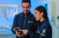 Segundo a edição de 2026 do ranking SCImago, a instituição está entre as 150 mais bem posicionadas do mundo em Odontologia.  A Faculdade São Leopoldo Mandic foi reconhecida como a melhor instituição de ensino superior privada em Odontologia da América Latina pelo SCImago Institutions Rankings 2026. No ranking geral, a faculdade ocupa a 131ª posição entre as 731 universidades avaliadas ao redor do mundo, além de se destacar entre as 10 melhores instituições da América Latina. Para a avaliação das instituições, o SCImago Institutions Rankings utiliza uma metodologia reconhecida por seu rigor. Além de aspectos relacionados à infraestrutura, o ranking considera o impacto científico gerado por meio da produção acadêmica, da inovação tecnológica e da contribuição social. Nesse sentido, entre os principais critérios analisados estão a relevância das pesquisas publicadas, o desenvolvimento de novas tecnologias, o registro de patentes e a visibilidade institucional. Além disso, diferentemente de outros rankings, o SCImago Institutions Rankings não se baseia apenas em uma avaliação anual da instituição, mas considera a consistência de toda a produção científica e acadêmica ao longo do tempo. Ou seja, o ranking reconhece, sobretudo, a capacidade das instituições de ensino superior de manter consistência em pesquisas de qualidade e relevância internacional. Para a São Leopoldo Mandic, a conquista reflete uma trajetória de crescimento acadêmico consistente. Nos últimos anos, a instituição avançou no ranking, passando da 11ª para a 10ª posição na América Latina. Esse avanço, embora pareça pequeno, acompanha o fortalecimento dos investimentos em pesquisa e em programas de formação avançada na área da saúde. De acordo com o Dr. Marcelo Napimoga, diretor de Pós-Graduação e Pesquisa da instituição, o reconhecimento é fruto de um esforço coletivo. “O trabalho conjunto de professores, pesquisadores, estudantes e colaboradores tornou essa conquista possível. São eles que constroem diariamente uma cultura acadêmica de excelência, inovação e impacto social”, afirma. Com sede em Campinas, no interior de São Paulo, e unidades em outras regiões do país e em Portugal, a instituição destaca-se pela forte integração entre ensino, pesquisa e prática clínica desde o início da formação. Além do reconhecimento pelo SCImago, a São Leopoldo Mandic também figura, há 15 anos consecutivos, entre as dez melhores instituições de ensino superior do Brasil, segundo o Índice Geral de Cursos (IGC) do MEC. Dessa forma, a instituição consolida seu reconhecimento nacional e internacional pela excelência no ensino em saúde e na pesquisa científica.